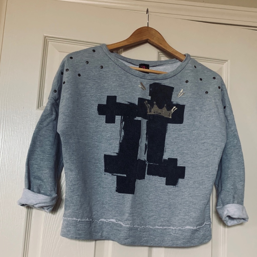 Grey sweater w rolled up sleeves